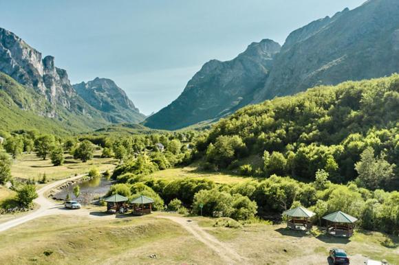 Ethno Katun Rosi Agrotourism Hotell Gusinje Exteriör bild